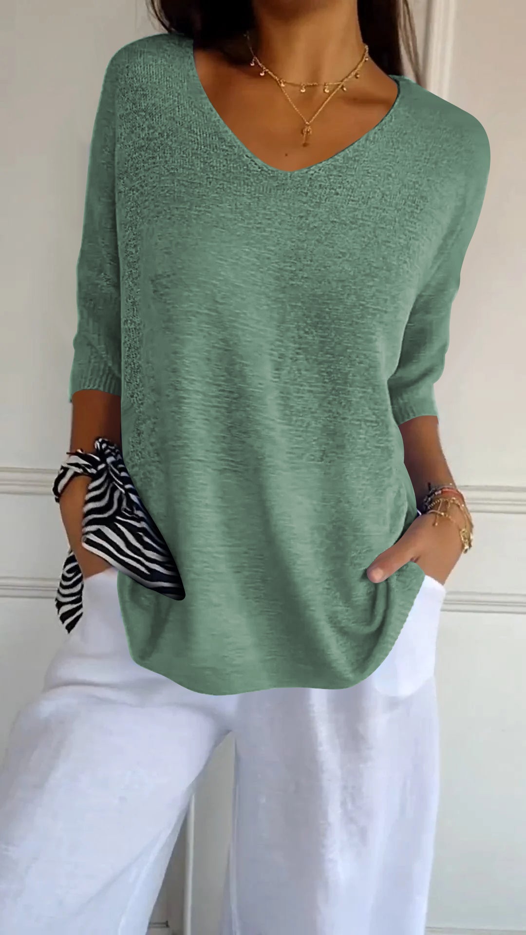 Vera™ Plain knitted top with V-neckline