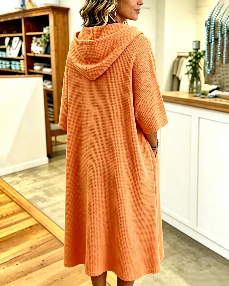 Robe à capuche gaufrée à fermeture éclair et manches trois-quarts
