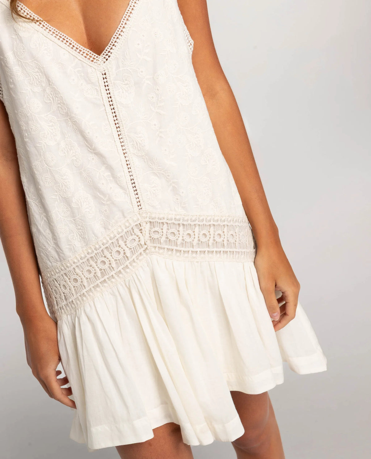 Fontaine™ | High Spirits – Robe courte blanche en broderie anglaise